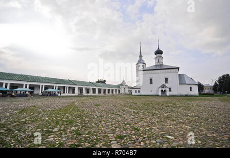 Suzdal Handel Hauptplatz und die Kirche des Hl. Nikolaus und Krankenhaus, Russland Stockfoto