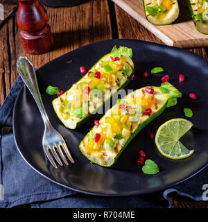 Gegrillte Zucchini gefüllt mit Schafskäse und Paprika. Stockfoto