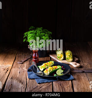 Gegrillte Zucchini gefüllt mit Schafskäse und Paprika. Stockfoto