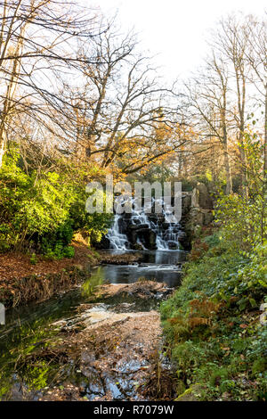 Die ornamentale Kaskade Wasserfall in Virginia Water, Surrey, Vereinigtes Königreich Stockfoto