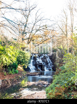 Die ornamentale Kaskade Wasserfall in Virginia Water, Surrey, Vereinigtes Königreich Stockfoto