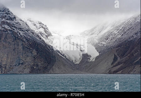 Sich zurückziehenden Gletscher aus den Wolken Stockfoto