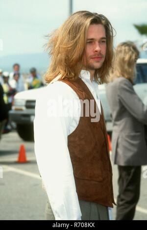 SANTA MONICA, CA - 27. März: Schauspieler Brad Pitt besucht die achte jährliche IFP/West Independent Spirit Awards am 27. März 1993 am Strand von Santa Monica in Santa Monica, Kalifornien. Foto von Barry King/Alamy Stock Foto Stockfoto