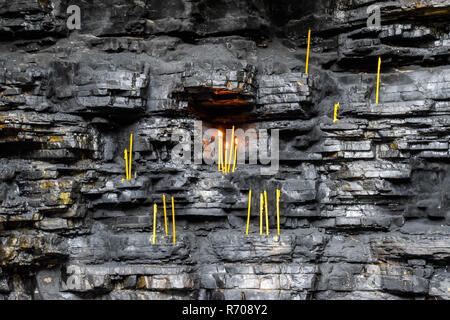 Wachs Kirche Kerzen in Rock Nischen. Heiligen Ort Stockfoto