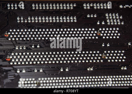 Die Rückseite der Micro-leiterplatte. Kontakte, Lötanschluss. Gelötete Teile. Elektronische Karte mit elektrischen Komponenten. Elektronik für EDV-Anlagen Stockfoto