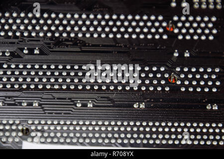 Die Rückseite der Micro-leiterplatte. Kontakte, Lötanschluss. Gelötete Teile. Elektronische Karte mit elektrischen Komponenten. Elektronik für EDV-Anlagen Stockfoto