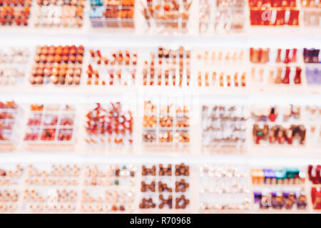 Verschwommen absctract Hintergrund mit Kosmetik auf den Regalen getönten in lebende Koralle Farbe. Farbe des Jahres 2019. Stockfoto