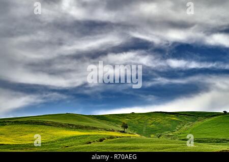 Wunderschöne Aussicht auf sizilianische Hügel, wunderschöne Landschaft Stockfoto