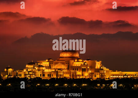 Schönen Sonnenuntergang über der VAE Präsidentenpalast in Abu Dhabi. Die Wolken sehen wie Berge im Hintergrund. Stockfoto
