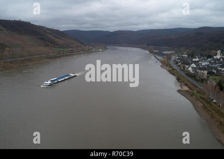 Osterspai, Deutschland. 06 Dez, 2018. Am 06.12.2018, ein Passagier Schiff fährt eine Sandbank auf dem Rhein in der Nähe von Osterspai, die da wieder überflutet wurde. Allerdings sind die extrem niedrigen Wasser Lage noch nicht komplett entspannt. Der Grundwasserspiegel ist nach wie vor ungewöhnlich niedrig. Quelle: Thomas Frey/dpa/Alamy leben Nachrichten Stockfoto