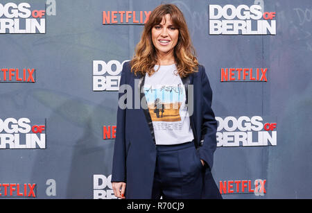 Berlin, Deutschland. 06 Dez, 2018. Die Schauspielerin Natalia Avelon kommt zu dem Film Premiere des Netflix Serie 'dogs of Berlin" im Kino International. Quelle: Annette Riedl/dpa/Alamy leben Nachrichten Stockfoto