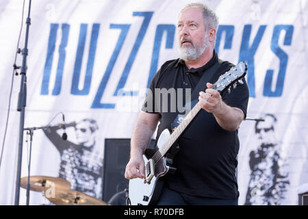 Datei. 6 Dez, 2018. PETE SHELLEY (April 17, 1955 geboren, starb am 6. Dezember 2018) Der Sänger, Songwriter und Mitgründer der Punk Band The Buzzcocks, ist im Alter von 63 gestorben. Er details zu Shelleys Tod später freigegeben würden. Im Bild: September 13, 2014 - Chicago, Illinois, USA - Pete Shelley von den Buzzcocks führt die Band live at Riot Fest Musik Festival 2014 am Humboldt Park in Chicago, Illinois Credit: Daniel DeSlover/ZUMA Draht/Alamy leben Nachrichten Stockfoto