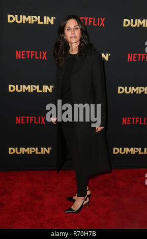 Hollywood, CA, USA. 6 Dez, 2018. Vom 6. Dezember 2018 - Hollywood, Kalifornien - Courteney Cox. Die weltpremiere von Dumplin' an der TCL Chinesisch 6 Theater statt. Photo Credit: Faye Sadou/AdMedia Credit: Faye Sadou/AdMedia/ZUMA Draht/Alamy leben Nachrichten Stockfoto