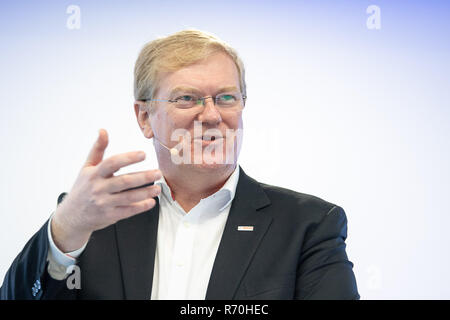 Gerlingen, Deutschland. 07 Dez, 2018. Stefan Hartung, ehemaliger Bosch-geschäftsführer für die Energie- und Gebäudetechnik, wird auf einer Pressekonferenz des Bosch Building Technology Division sprechen. Die Energie- und Gebäudetechnik Segment wird voraussichtlich zwei Prozent in diesem Jahr zu generieren. Credit: Sebastian Gollnow/dpa/Alamy leben Nachrichten Stockfoto