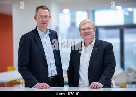 Gerlingen, Deutschland. 07 Dez, 2018. Christian Fischer (l), Zukunft Bosch-geschäftsführer für die Energie- und Gebäudetechnik Abteilung wird sich Stefan Hartung, ehemaliger Bosch-geschäftsführer für die Energie- und Gebäudetechnik Abteilung, nach einer Pressekonferenz mit der Bosch Building Technology Division. Die Energie- und Gebäudetechnik Segment wird voraussichtlich zwei Prozent in diesem Jahr zu generieren. Credit: Sebastian Gollnow/dpa/Alamy leben Nachrichten Stockfoto