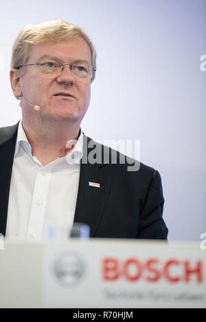 Gerlingen, Deutschland. 07 Dez, 2018. Stefan Hartung, ehemaliger Bosch-geschäftsführer für die Energie- und Gebäudetechnik, wird auf einer Pressekonferenz des Bosch Building Technology Division sprechen. Die Energie- und Gebäudetechnik Segment wird voraussichtlich zwei Prozent in diesem Jahr zu generieren. Credit: Sebastian Gollnow/dpa/Alamy leben Nachrichten Stockfoto