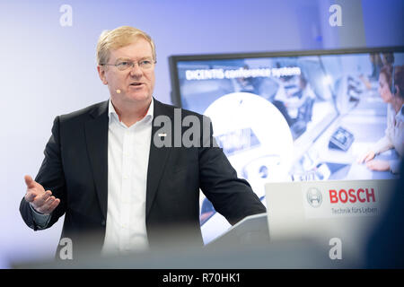 Gerlingen, Deutschland. 07 Dez, 2018. Stefan Hartung, ehemaliger Bosch-geschäftsführer für die Energie- und Gebäudetechnik, wird auf einer Pressekonferenz des Bosch Building Technology Division sprechen. Die Energie- und Gebäudetechnik Segment wird voraussichtlich zwei Prozent in diesem Jahr zu generieren. Credit: Sebastian Gollnow/dpa/Alamy leben Nachrichten Stockfoto