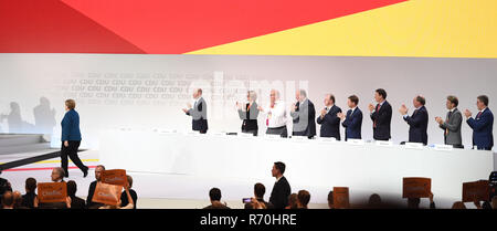 Hamburg, Deutschland. 07 Dez, 2018. Die deutsche Bundeskanzlerin Angela Merkel (CDU) wird nach ihrer Rede auf dem CDU-Bundesparteitag. Die Delegierten wählen einen neuen Parteivorsitzenden am Nachmittag. Quelle: Rainer Jensen/dpa/Alamy leben Nachrichten Stockfoto