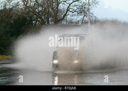 Auto fährt durch tiefes, schnell fließendes Wasser, überflutete Straße in Preston, Lancashire. Dez 2018. Wetter in Großbritannien: Land Rover, mit Schnorchelauspuff, fährt auf überfluteten Straßen, nachdem es über Nacht stark geregnet hat, was zu schwierigen und gefährlichen Fahrbedingungen führt. Quelle: MediaWorldImages/Alamy Live News Stockfoto