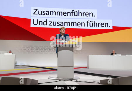 Hamburg, Deutschland. 7 Dez, 2018. Angela Merkel, Bundeskanzlerin und Vorsitzende der Christlich Demokratischen Union Deutschlands (CDU), liefert eine Rede auf dem Parteitag der CDU in Hamburg, Deutschland, am 7. Dezember, 2018. Die deutsche Bundeskanzlerin Angela Merkel die Christlich Demokratische Union ist zu ihrer 31. Vollversammlung am Freitag und Samstag, als Vertreter einer neuen Partei Vorsitzenden wird Merkel zu folgen. Credit: Shan Yuqi/Xinhua/Alamy leben Nachrichten Stockfoto