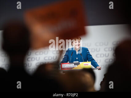 Hamburg, Deutschland. 7 Dez, 2018. Angela Merkel, Bundeskanzlerin und Vorsitzende der Christlich Demokratischen Union Deutschlands (CDU), liefert eine Rede auf dem Parteitag der CDU in Hamburg, Deutschland, am 7. Dezember, 2018. Die deutsche Bundeskanzlerin Angela Merkel die Christlich Demokratische Union ist zu ihrer 31. Vollversammlung am Freitag und Samstag, als Vertreter einer neuen Partei Vorsitzenden wird Merkel zu folgen. Credit: Shan Yuqi/Xinhua/Alamy leben Nachrichten Stockfoto