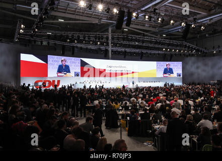 Hamburg, Deutschland. 7 Dez, 2018. Angela Merkel, Bundeskanzlerin und Vorsitzende der Christlich Demokratischen Union Deutschlands (CDU), liefert eine Rede auf dem Parteitag der CDU in Hamburg, Deutschland, am 7. Dezember, 2018. Die deutsche Bundeskanzlerin Angela Merkel die Christlich Demokratische Union ist zu ihrer 31. Vollversammlung am Freitag und Samstag, als Vertreter einer neuen Partei Vorsitzenden wird Merkel zu folgen. Credit: Shan Yuqi/Xinhua/Alamy leben Nachrichten Stockfoto