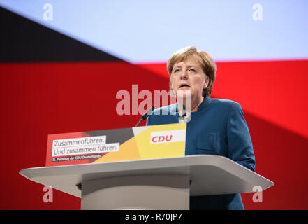 Hamburg, Deutschland. 7 Dez, 2018. Angela Merkel, Bundeskanzlerin und Vorsitzende der Christlich Demokratischen Union Deutschlands (CDU), liefert eine Rede auf dem Parteitag der CDU in Hamburg, Deutschland, am 7. Dezember, 2018. Die deutsche Bundeskanzlerin Angela Merkel die Christlich Demokratische Union ist zu ihrer 31. Vollversammlung am Freitag und Samstag, als Vertreter einer neuen Partei Vorsitzenden wird Merkel zu folgen. Credit: Shan Yuqi/Xinhua/Alamy leben Nachrichten Stockfoto