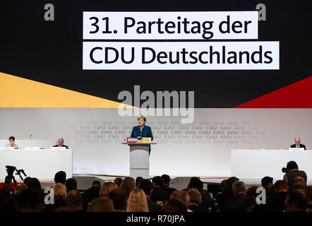 Hamburg, Deutschland. 7 Dez, 2018. Angela Merkel, Bundeskanzlerin und Vorsitzende der Christlich Demokratischen Union Deutschlands (CDU), liefert eine Rede auf dem Parteitag der CDU in Hamburg, Deutschland, am 7. Dezember, 2018. Die deutsche Bundeskanzlerin Angela Merkel die Christlich Demokratische Union ist zu ihrer 31. Vollversammlung am Freitag und Samstag, als Vertreter einer neuen Partei Vorsitzenden wird Merkel zu folgen. Credit: Shan Yuqi/Xinhua/Alamy leben Nachrichten Stockfoto