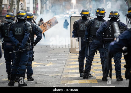 Lyon, Frankreich. 7. Dez 2018. Während der Demonstration gab es Auseinandersetzungen mit der Polizei Quelle: FRANCK CHAPOLARD/Alamy leben Nachrichten Stockfoto