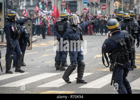 Lyon, Frankreich. 7. Dez 2018. Während der Demonstration gab es Auseinandersetzungen mit der Polizei Quelle: FRANCK CHAPOLARD/Alamy leben Nachrichten Stockfoto