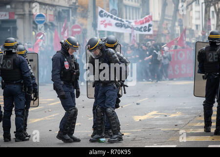 Lyon, Frankreich. 7. Dez 2018. Während der Demonstration gab es Auseinandersetzungen mit der Polizei Quelle: FRANCK CHAPOLARD/Alamy leben Nachrichten Stockfoto