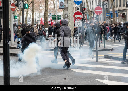 Lyon, Frankreich. 7. Dez 2018. Während der Demonstration gab es Auseinandersetzungen mit der Polizei Quelle: FRANCK CHAPOLARD/Alamy leben Nachrichten Stockfoto