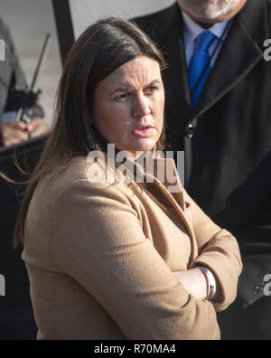 Dezember 7, 2018 - Washington, District of Columbia, USA - Pressesprecher des Weißen Hauses, Sarah Huckabee Sanders als Präsidenten der Vereinigten Staaten Donald J. Trumpf Erläuterungen an die Presse Macht im Weißen Haus in Washington, DC, vor dem Boarding Marine One für eine Reise nach Kansas City, Missouri am Freitag, 7. Dezember 2018. Der Präsident kündigte er William Barr als Attorney General nominiert hatte Jeff Sessions und Heather Nauert die neben uns Botschafter bei den Vereinten Nationen zu ersetzen, Ersetzen von Nikki Haley. Der Präsident hat keine Fragen (Credit Bild: © Ron Sachs/CNP über ZUMA Wi nehmen Stockfoto