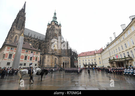 Prag, Tschechische Republik. 07. Dezember, 2018. Festveranstaltung Kennzeichnung 100 Jahre Palastwache, die Wachen die Prager Burg einschließlich des Präsidialbüros, Slowakische Präsidentengarde teilnehmen, fand an der Prager Burg 3 Innenhof, Prag, Tschechische Republik, am Freitag, 7. Dezember 2018. Credit: Ondrej Deml/CTK Photo/Alamy leben Nachrichten Stockfoto