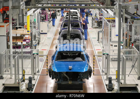 Leipzig, Deutschland. 04 Dez, 2018. Ein BMW M2 Coupé (blau) und der A1-Serie 5-Tür (grau) dahinter sind im BMW-Werk in Leipzig gefertigt. Kredite: Jan Woitas/dpa-Zentralbild/ZB/dpa/Alamy leben Nachrichten Stockfoto