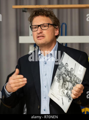 Nürnberg, Bayern, Deutschland. 7. Dezember 2018. Markus Glarner, Media Director der Sprengler Schale, spricht während der Pressekonferenz für den Spengler Cup 2018, die vom 26. - 31. Dezember 2018 in Davos (Schweiz). Quelle: dpa Picture alliance/Alamy leben Nachrichten Stockfoto