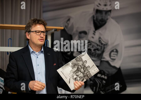 Nürnberg, Bayern, Deutschland. 7. Dezember 2018. Markus Glarner, Media Director der Sprengler Schale, spricht während der Pressekonferenz für den Spengler Cup 2018, die vom 26. - 31. Dezember 2018 in Davos (Schweiz). Quelle: dpa Picture alliance/Alamy leben Nachrichten Stockfoto