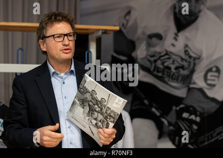 Nürnberg, Bayern, Deutschland. 7. Dezember 2018. Markus Glarner, Media Director der Sprengler Schale, spricht während der Pressekonferenz für den Spengler Cup 2018, die vom 26. - 31. Dezember 2018 in Davos (Schweiz). Quelle: dpa Picture alliance/Alamy leben Nachrichten Stockfoto