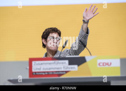 Hamburg, Deutschland. 7 Dez, 2018. Neu gewählten Führer der Deutschen herrschenden Christlich Demokratische Union (CDU), Annegret Kramp-Karrenbauer begrüßt die Teilnehmer des Parteitages in Hamburg, Deutschland, am 7. Dezember, 2018. Annegret Kramp-Karrenbauer wurde zum neuen Vorsitzenden der Deutschen herrschenden CDU am 31. Nationalen Kongresses der Partei hier am Freitag gewählt, die Nachfolge von Bundeskanzlerin Angela Merkel, die der Partei 18 Jahre lang geführt hat. Credit: Shan Yuqi/Xinhua/Alamy leben Nachrichten Stockfoto