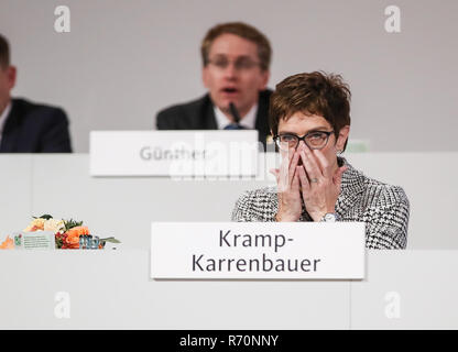 Hamburg, Deutschland. 7 Dez, 2018. Neu gewählten Führer der Deutschen herrschenden Christlich Demokratische Union (CDU), Annegret Kramp-Karrenbauer wischt die Tränen auf dem Parteitag in Hamburg, Deutschland, am 7. Dezember, 2018. Annegret Kramp-Karrenbauer wurde zum neuen Vorsitzenden der Deutschen herrschenden CDU am 31. Nationalen Kongresses der Partei hier am Freitag gewählt, die Nachfolge von Bundeskanzlerin Angela Merkel, die der Partei 18 Jahre lang geführt hat. Credit: Shan Yuqi/Xinhua/Alamy leben Nachrichten Stockfoto