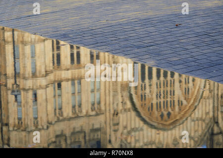 London, Großbritannien. 7. Dezember 2018. UK Wetter. Die Häuser des Parlaments, gesehen in einer Pfütze von schweren morgen regnet Links wider. Credit: Kevin J. Frost-/Alamy leben Nachrichten Stockfoto