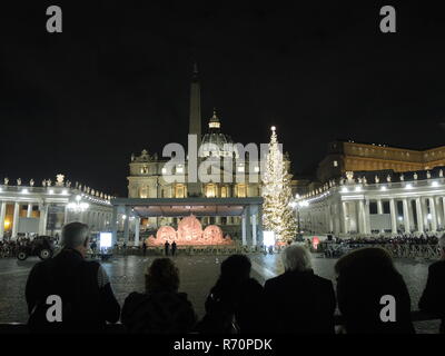 Rom, Italien. 07. Dezember, 2018. Besucher nach St. Peter's Square stand auf eine Absperrung und Blick auf die Krippe von Sand vor der Basilika von St. Peter. Credit: Lena Klimkeit/dpa/Alamy leben Nachrichten Stockfoto