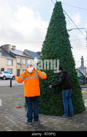 Elektriker errichten und Beleuchtung ein Metall Weihnachtsbaum in Tipperary, County Kerry, Irland Stockfoto