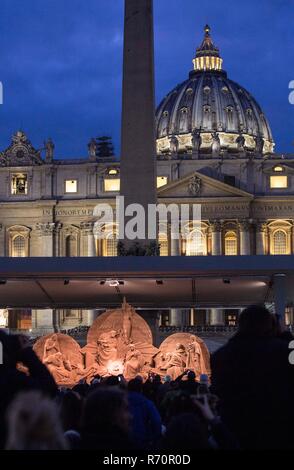 Foto LaPresse - Andrea Panegrossi 07/12/2018 Citt&#xe0;del Vaticanocronaca Accesi il Presepe di sabbia e l'albero Di Natale in Piazza San Pietro Foto LaPresse - Andrea Panegrossi decenber 12, 2018 Vatikan CitynewsLight bis der Sand Krippe und den Weihnachtsbaum auf dem Petersplatz Stockfoto