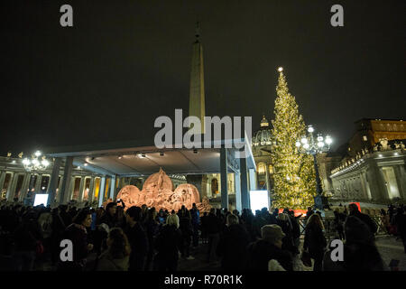 Foto LaPresse - Andrea Panegrossi 07/12/2018 Citt&#xe0;del Vaticanocronaca Accesi il Presepe di sabbia e l'albero Di Natale in Piazza San Pietro Foto LaPresse - Andrea Panegrossi decenber 12, 2018 Vatikan CitynewsLight bis der Sand Krippe und den Weihnachtsbaum auf dem Petersplatz Stockfoto