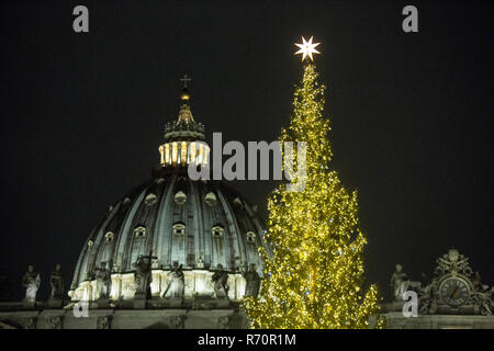 Foto LaPresse - Andrea Panegrossi 07/12/2018 Citt&#xe0;del Vaticanocronaca Accesi il Presepe di sabbia e l'albero Di Natale in Piazza San Pietro Foto LaPresse - Andrea Panegrossi decenber 12, 2018 Vatikan CitynewsLight bis der Sand Krippe und den Weihnachtsbaum auf dem Petersplatz Stockfoto