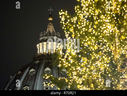 Foto LaPresse - Andrea Panegrossi 07/12/2018 Citt&#xe0;del Vaticanocronaca Accesi il Presepe di sabbia e l'albero Di Natale in Piazza San Pietro Foto LaPresse - Andrea Panegrossi decenber 12, 2018 Vatikan CitynewsLight bis der Sand Krippe und den Weihnachtsbaum auf dem Petersplatz Stockfoto