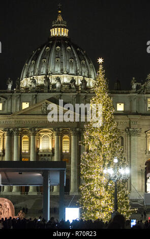 Foto LaPresse - Andrea Panegrossi 07/12/2018 Citt&#xe0;del Vaticanocronaca Accesi il Presepe di sabbia e l'albero Di Natale in Piazza San Pietro Foto LaPresse - Andrea Panegrossi decenber 12, 2018 Vatikan CitynewsLight bis der Sand Krippe und den Weihnachtsbaum auf dem Petersplatz Stockfoto