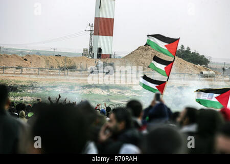 Gaza, Palästina. 7. Dezember 2018. palästinensische Demonstranten sammeln während der Auseinandersetzungen mit israelischen Truppen in Zelten protestieren, wo Palästinenser fordern das Recht, in ihre Heimat an der Grenze Israel-Gaza zurückzukehren, im Osten von Rafah im südlichen Gazastreifen am 7. Dezember 2018. Credit: Erwachen Foto Agentur/Alamy leben Nachrichten Stockfoto