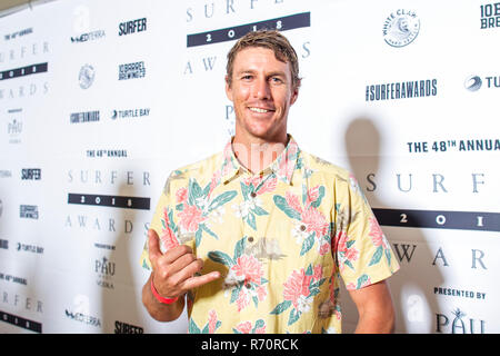 Haleiwa, Hawaii, USA. 6. Dezember 2018. Big Wave surfer Ian Walsh Posen auf dem Roten Teppich vor dem Surfer Poll Awards in der Turtle Bay Resort an der Nordküste in Haleiwa, HI. Credit: Cal Sport Media/Alamy leben Nachrichten Stockfoto